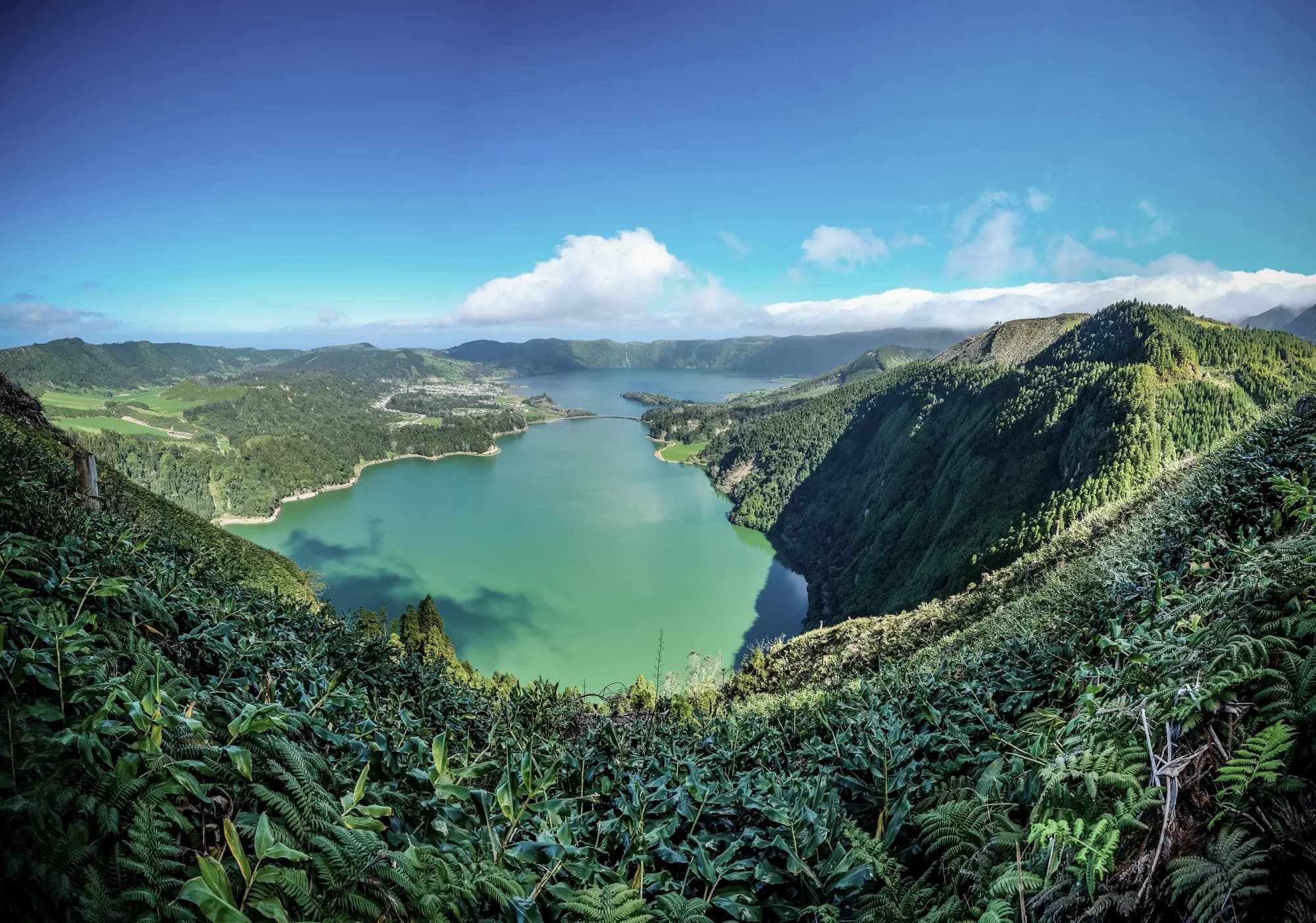 Laguna entre montañas, paisaje de la edición de lanzamiento